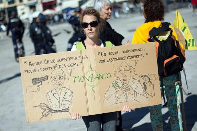 Anti-genetically modified foods (GMO) protestors demonstrate on October 12, 2013 against US agro-chemicals giant Monsanto in the southern French city of Marseille during a day of worlwide action against the company. (AFP Photo / Bertrand Langlois)