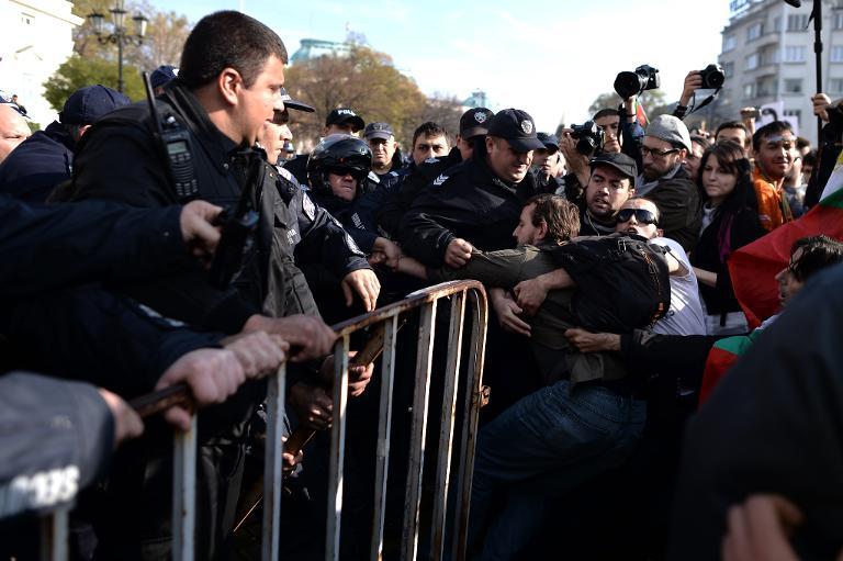 Policemen and protesters push each other in front of the Parliament building during an anti-government protest in Sofia on November 10, 2013 (AFP Photo/Dimitar Dilkoff)