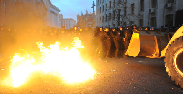 Riot police and protestors clash outside the Kiev city council building. Credit: Mstyslav Chernov / Wiki